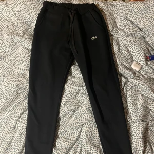 Lacoste byxor - Helt nya lacoste byxor, storlek M och den fungerar som S också