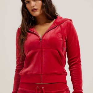 Röd juicy couture tröja med byxor - Snygg röd kofta och byxor från juicy couture i bra skick för bra pris priset går även att förhandla man kan även köpa dom var för sig, jag har använt det tre gånger. Original pirs för byxor ligger på 1200 och tröja kanske 400 men är inte säker.