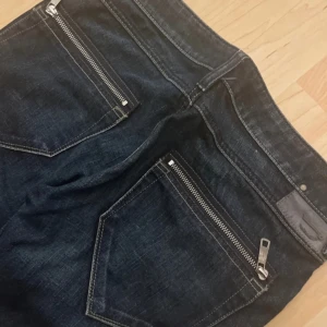 diesel industry jeans - diesel industry jeans med snygga bakfickor, storlek 28x32