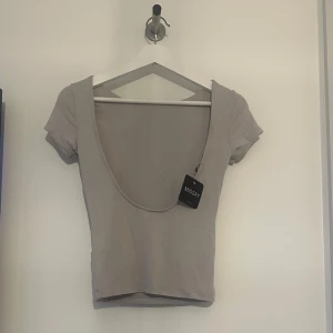T-shirt med öppen rygg  - Jättefin t-shirt med öppen rygg från missay. Aldrig använd med prislapp kvar. Storlek M/L men passar S ☺️💗