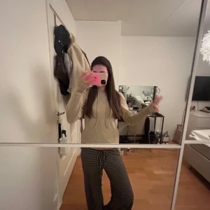 Stickad hoodie - Säljer den här svin snygga stickade hoodien ifrån Vila, använt två gånger så jättebra skick. Skriv om ni har fler frågor😊😊