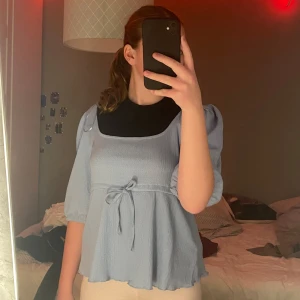 Blå ribbad topp från Lager 157 - Säljer en söt ribbad topp från lager 157. Inga som helst tecken på användning. Säljer pga storleken. Djur och rökfritt hem. 