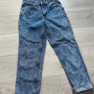 Jeans - Snygga blå jeans från H&M Divided med en klassisk femficksdesign. De har en hög midja och en straight passform som ger en avslappnad look. Perfekta för en casual stil. De är uppvikta vid fötterna 