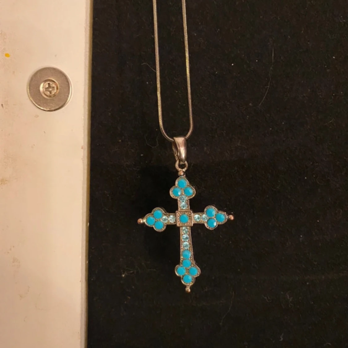 Halsband med korshänge i turkos och silver
