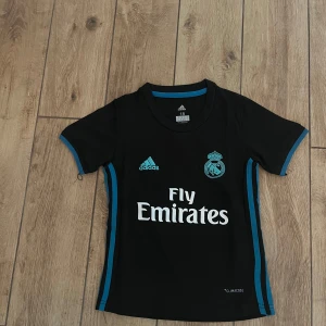 Svart blå real Madrid tröja och shorts  - Svart blå real Madrid kit för barn, mycket bra skick. Storleken är för barn omkring 10-13
