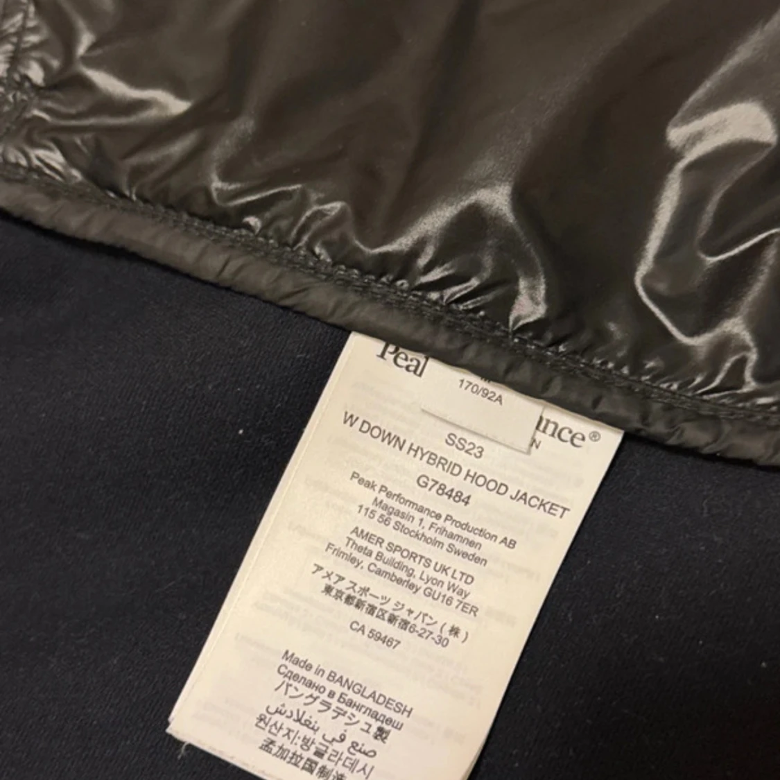 Svart hybridjacka med huva från Peak Performance - 92