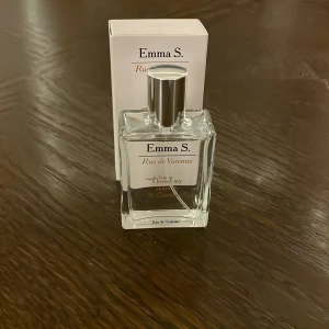 Emma S. Rue de Varenne Eau de Toilette - Säljer denna oanvända Emma S. Rue de Varenne, Eau de Toilette. Toppnoter av päron och liljekonvalj, mellannoter av apelsinblomma och vit mysk, basnoter av mocka, vanilj och Patchouli. Väldigt blommig och ganska djup doft. Endast öppnad för att spraya ett provspray. För mig var den lite för djup, jag ville ha något väldigt lätt. Inköpspris 500kr