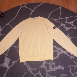 Gul tröja från Stone Island Junior - Säljer en gul tröja från Stone Island junior. Säljer pga använder ej.