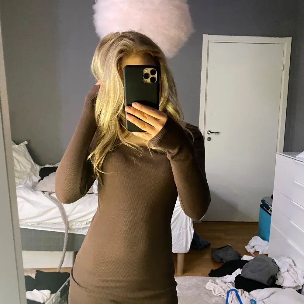 Två stilrena klänningar i brunt och svart med lång ärm och rund hals. Jag säljer dem för 100 kr tillsammans men om ni bara är intresserade i en av dem kan vi diskutera priset! Den bruna är i xs och den svarta är i S. Mekot.