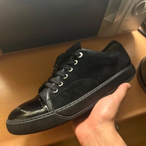 Svarta lanvins  - säljer dessa tvär feta lanvins, bilderna är lite gamla, mockan är uppfräschat. uk 7, defekt på sista bilden därav priset. låda ingår, ingen og sula. hör av er ! 