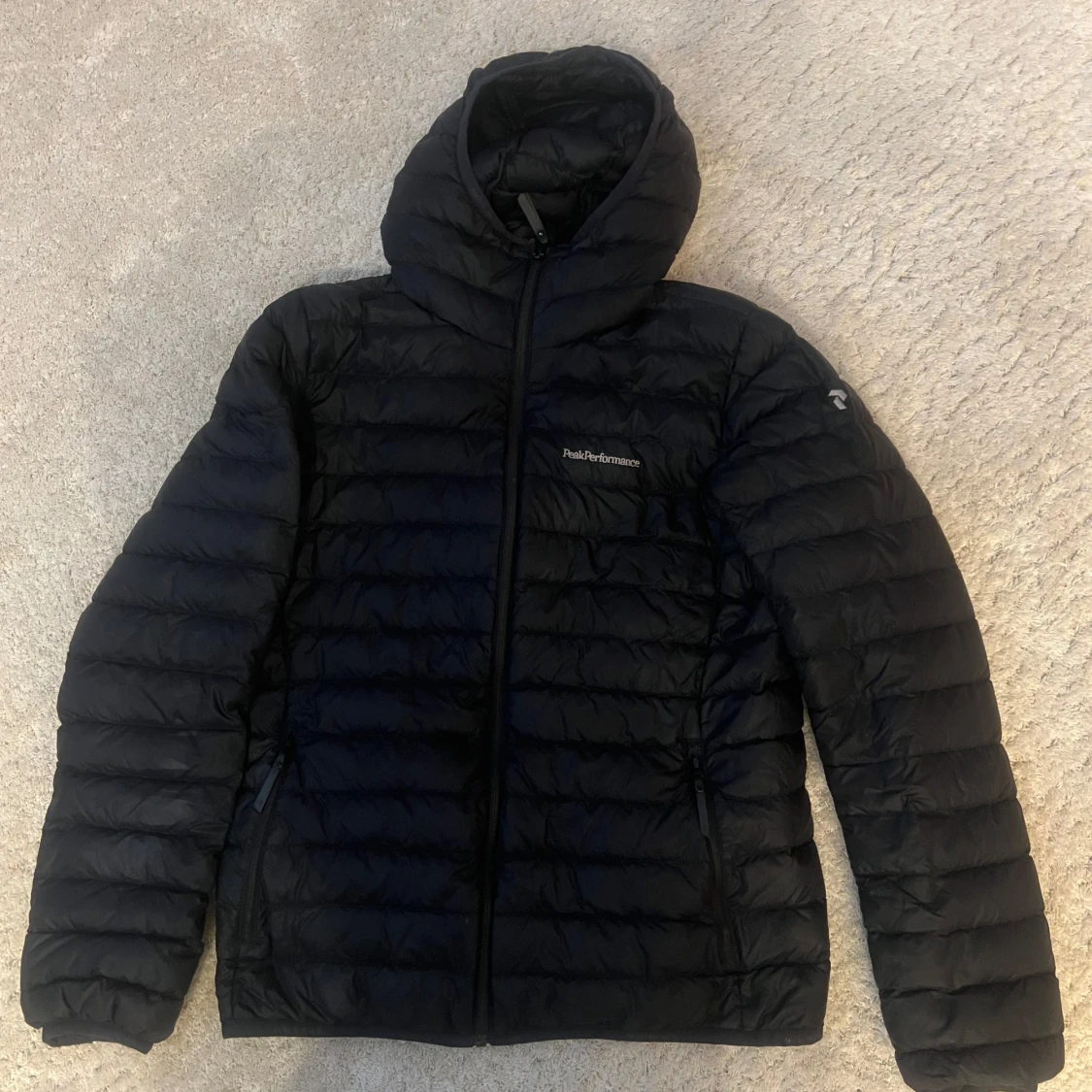 Svart pufferjacka från Peak Performance - 90