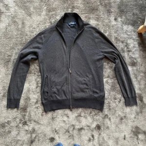 Ralph lauren cardigan/fullzip - Säljer denna tvärfeta Ralph lauren fullzip i storlek S. passer true to size. Den är mörkgrå med mörkgrå häst. Självklart äkta 