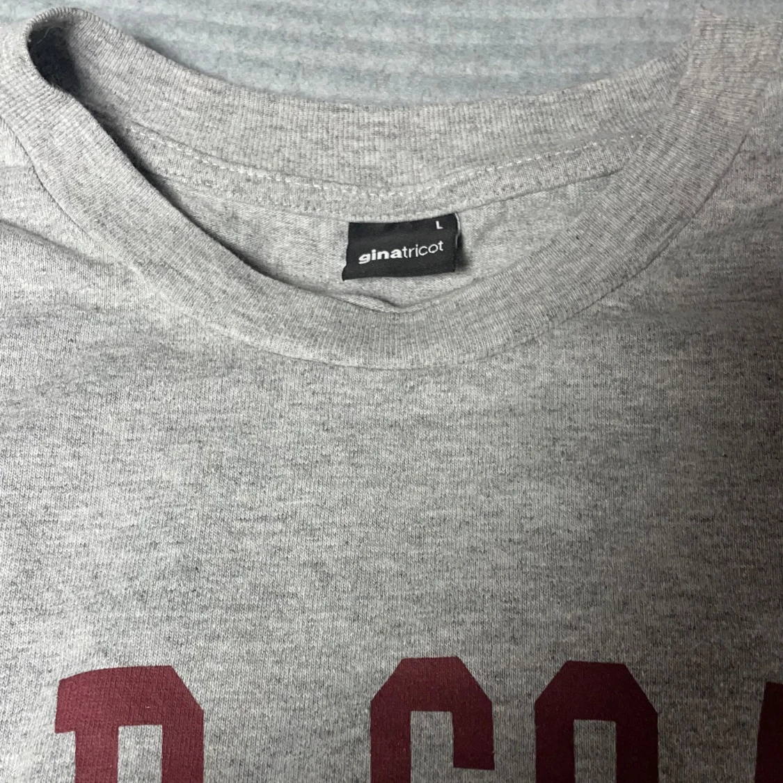 Grå tröja från Gina Tricot med text - 90