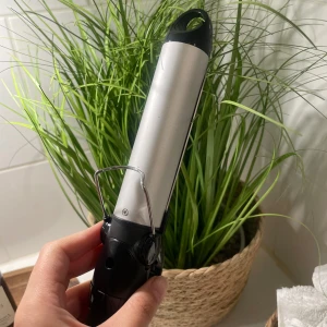 Locktång babyliss  - Lite slitningar på tången men annars fullt fungerande. Inte säker vilken modell men vid sökning verkar den väldigt lik Babyliss Satin Touch C325E locktång. Säljes pga av att jag köpt en ny.