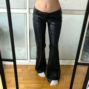 Lågmidjade bootcut Skinnbyxor  - Super snygga Skinnbyxor, storlek s. Kan nog även passa m i midjan. Tyvärr för stora för mig. Innerbenslängd: 78 midjemått: 41, mycket stretch. Köp sker via köp nu, jag postar inom 24h. Kvar tills markerad såld 