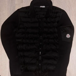 Moncler cardigan  - Hej säljer min cardigan för att jag inte använder den langre. Skriv om du är intresserad eller behöver mera bilder