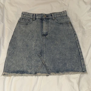 Blå jeanskjol från Boohoo - Snygg jeanskjol i lite stretchigare material. Superskön att ha på sig och passar både till vardags och finare tillställningar. Sälja pga att den är för liten, endast använd ett fåtal gånger. Skulle säga att den sitter som stl 34/36🩵Nypris: 440kr