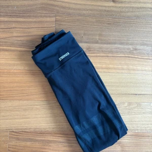 Träningsbyxor Stronger - Fina träningsbyxor från Stronger! Har tecken på användning men är i fint skick💙Nypris 800