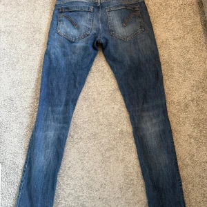 Blå skinny jeans från Dondup - Snygga blå skinny jeans från Dondup, tillverkade i Italien. De har en klassisk femficksdesign och en knappgylf. 