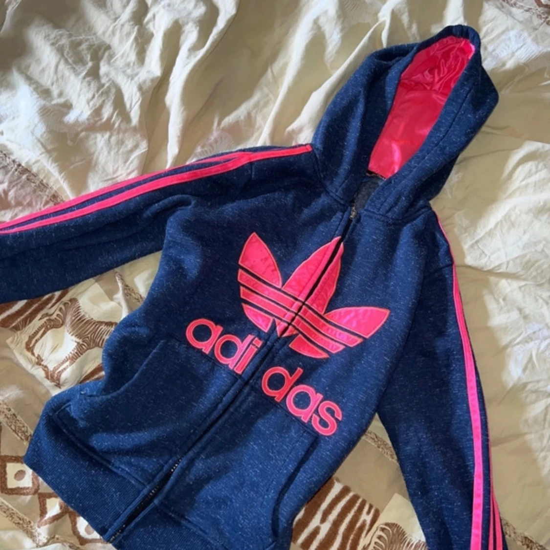 Adidas kofta med neonrosa detaljer