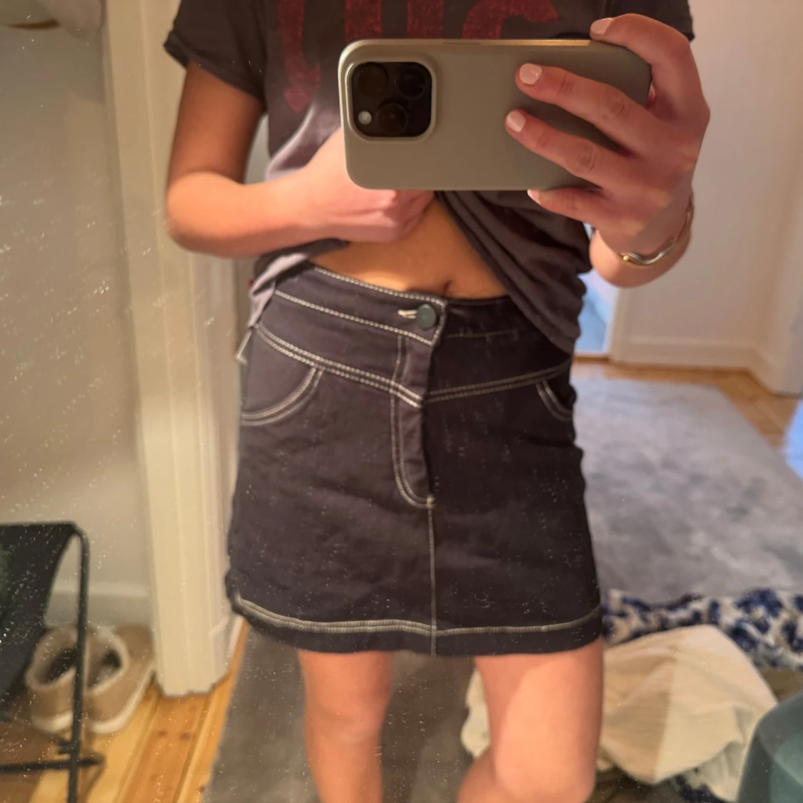 Svart jeanskjol med kontrastsömmar