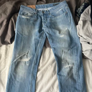 Dondup George Jeans   - Snygga ljusblå skinny fit jeans från Dondup med slitna detaljer. Storlek 34 säljes för dom inte passar längre. Hör av er vid frågor priset inte satt i sten skicka förslag 
