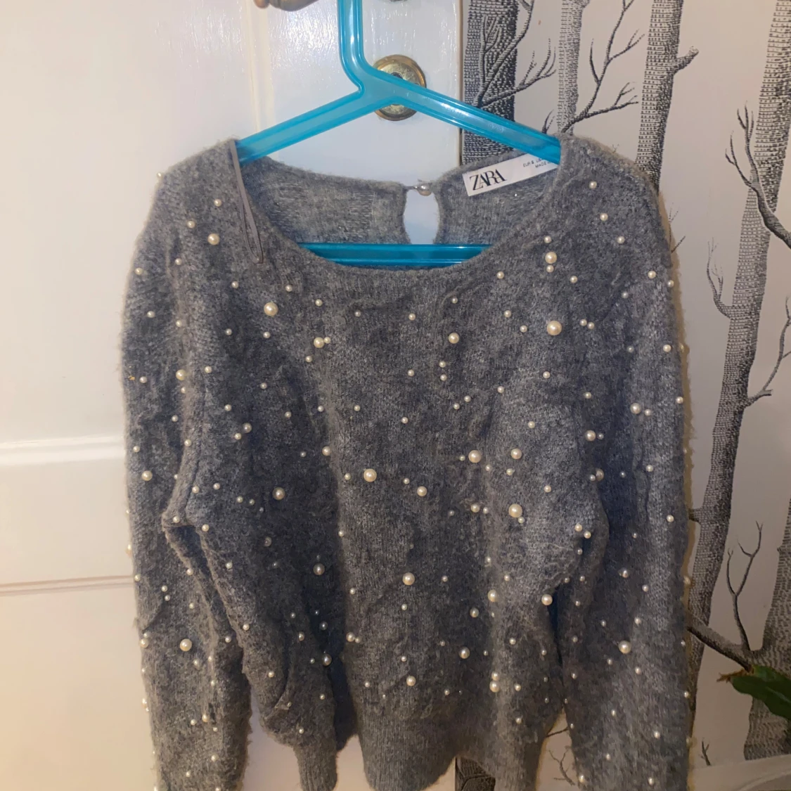 Grå tröja med pärlor från Zara - 90