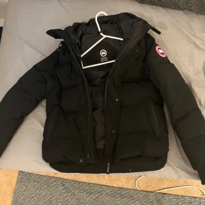 Svart dunjacka från Canada Goose - Säljer min  Canada Goose jacka i färgen svart. Jackan är i nyskick storlek S. Pris går att diskutera vid snabb affär. Skriv för fler bilder. 