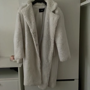 Vit teddyjacka från BikBok - Säljer den trendiga Teddyjackan för ett lågt pris då den inte kommer till användning längre.
