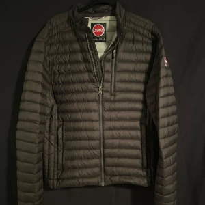 Colmar jacka - Snygg Colmar jacka i ny skick. Storlek 52 alltså runt M. Hör av er vid frågor eller vill diskutera priset!