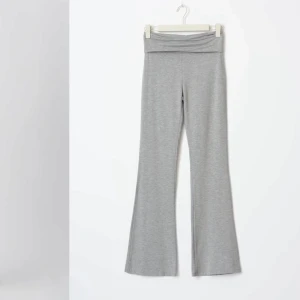 Gråa yoga pants - Säljer ett par snygga sköna yoga pants från gina tricot som är i mycket bra skick! Säljer på grund av att de är väldigt korta på mig💕