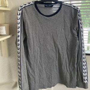 Fred Perry tröja  - Säljer en långärmad grå fred Perry tröja i strl L, säljer den då den är alldeles för stor för mig! Mycket bra skick! Säljer den för 200 + frakt!