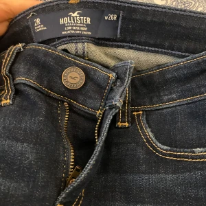 Hollister lågmidjade jeans bootcut  - Jättesnygga jeans från Hollister som är lågmidjade och bootcut