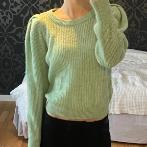 Stickad tröja - Mintgrön stickad tröja med lite speciella axlar!💚
