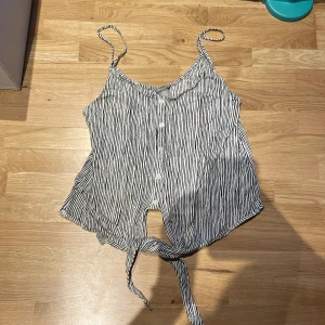 linne med knytning nertill  - Säljer ett zebra mönstrat linne med knytning nertill i storlek XS från Lindex. Linnet är i bra skick.💕