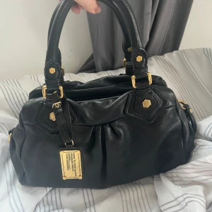 Marc Jacobs Classic q väska - Säljer denna Marc Jacobs väska som är i fint skick! Modellen är Classic Q. Skriv för frågor🫶