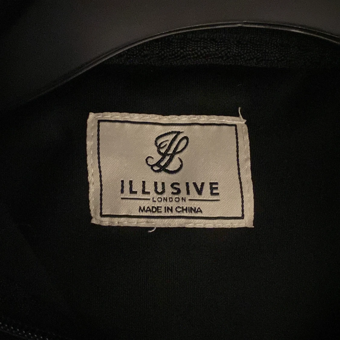 Svart tröja från Illusive London - 2