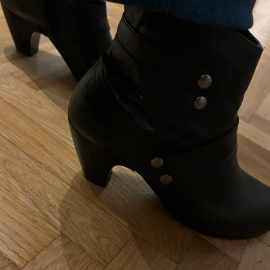 Svarta boots med klack och knappar - 93