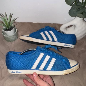 Adidas sleek series blue/white ”Rare” - Adidas sleek series blue/white ”Rare”  Size: 42 Condition: Very Good  All defects are Always shown in the pictures if there are any!! Questions? Feel free to ask!  Checkout my account for more shoes, you might find a gem you size‼️