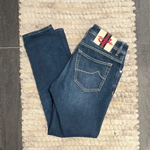 Jacob Cohën 688 Jeans - Riktig schysst jeans från det italienska lyxmärket Jacob Cohën i den populära modellen 688 || Storlek: W33 med ett midjemått på ca 41cm (passar även W32/W31) samt en längd på omkring 96cm || Använda sparsamt 