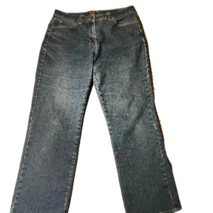 Blå jeansbyxor från Amalia - Blå jeans från Amalia, mått: Midja 42 cm, Längd 97 cm, Benvidd 20 cm. Helt nya utan fläckar eller hål, i perfekt skick.