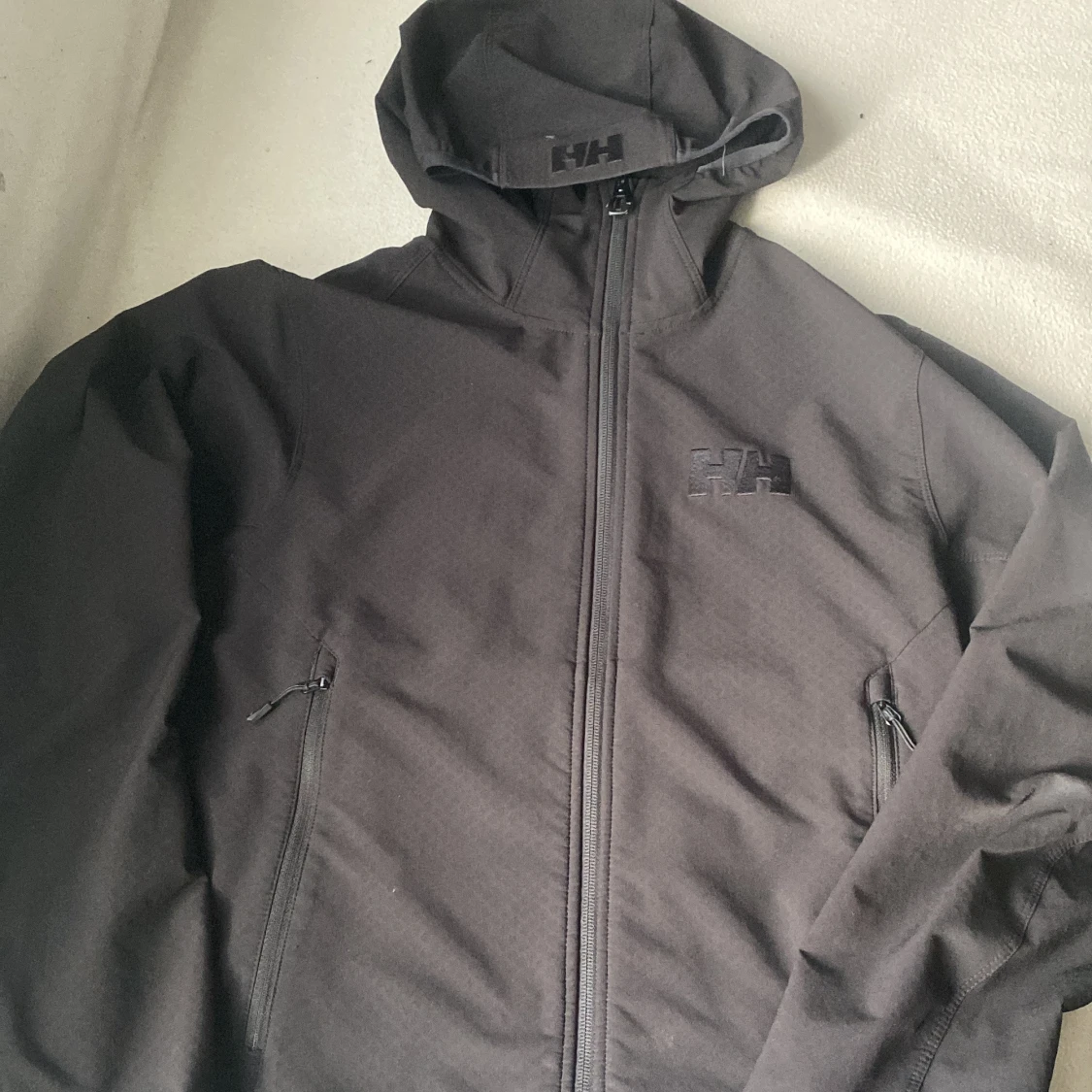 Helly Hansen svart jacka – perfekt för utomhusaktiviteter