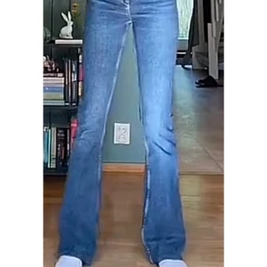 Blå bootcut jeans - Snygga blå bootcut jeans från Zara. Har sytt upp de pyttelite då de va lite långa för mig när jag köpte dem (var ca 169cm då) jeansen är Mid Rise