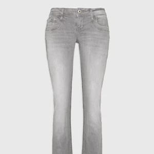 Grå ltb jeans  - Populära och skit snygga jeans från LTB i modellen valerie  väldigt bra skick och inga defekter, low waist bootcut!  