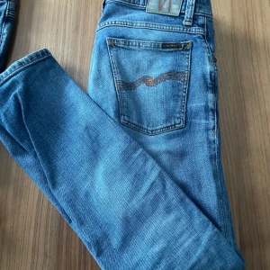 Nudie jeans  - Säljer nu dessa sköna Nudie jeans för ett bra pris. Jeansen är stilrena och har inte en enda defekt dem är knappt använda och håller sig på en bra kvalitet.  Dem är perfekta till sommaren och våren