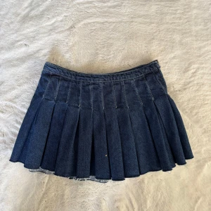 Zara jeanskjol - Säljer en snygg blå jeanskjol från Zara i storlek XS. Kjolen har ett plisserat mönster och är kort i modellen. Skulle säga att den är stor i storlek och snarare än S än XS
