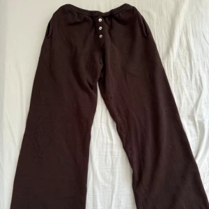 frankies bikinis mjukisbyxor  - Säljer ett par bruna mjukisbyxor från Frankies Bikinis! Byxorna har en låg midja och dekorativa knappar framtill. Matcha gärna med en stickad tröja för en komplett outfit. Original pris: 2150 kr  Jag köpte hela settet på vinted (byxan + en matchande stickad kofta/tröja). Byxorna var tyvärr för korta på mig men koftan satt bra. Är man intresserad av att köpa hela settet så är jag kanske villig att även sälja koftan till byxorna, skriv till mig i så fall! 🤎