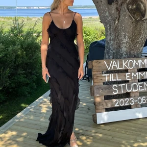 Selena dress Rat&Boa - Säljer min studentklänning från rat&boa (Selena dress), en svart långklänning med smala axelband och volanger. PERFEKT till studentbal/examen!!!😍Finns en liten defekt längst ner i tyget men absolut inget som syns, vid intresse skickar jag självklart en bild på det. Annars i superfint skick! Endast använd en gång. Nypris 320€.