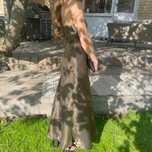 Balklänning - Säljer min fina balklänning. Tagit den till skräddare och sytt in lite i midjan så den har en mycket fin passform. Endast använd en gång.🤍