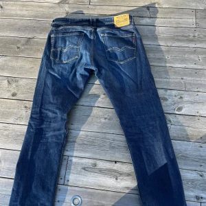 Replay Jeans Rocco - Snygga blå jeans från replay. De har en normal passform. Rocco Comfort fit, använt dem rätt så flytigt men inga särskilda skador😁 pris kan självklart disktueras!